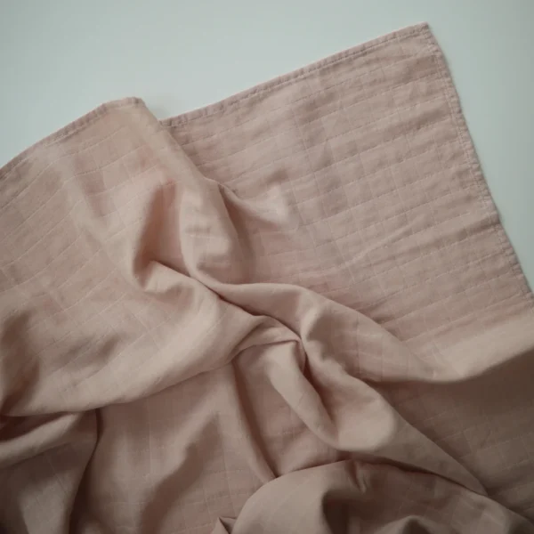 ⁦Organic Cotton Muslin Swaddle Blanket - Blush⁩ - الصورة ⁦2⁩