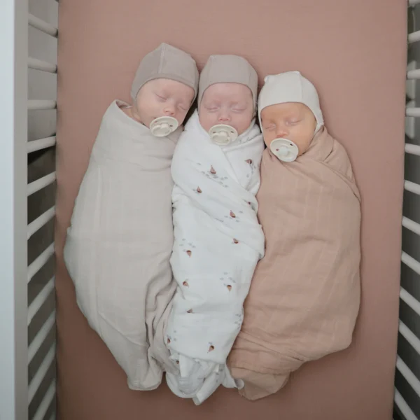 ⁦Organic Cotton Muslin Swaddle Blanket - Blush⁩ - الصورة ⁦3⁩